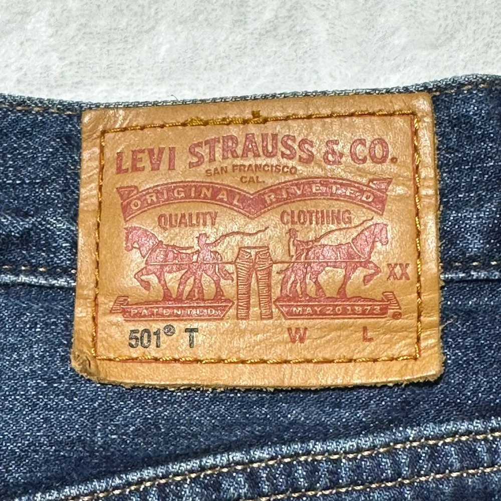 Levi’s 501 T tapered fit distressed button fly denim jeans style 40197 size 28